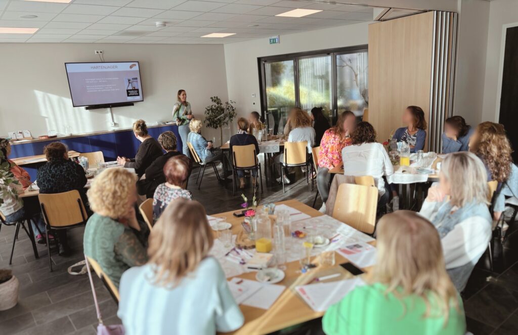 vrouwen in een groep die een workshop bijwonen
